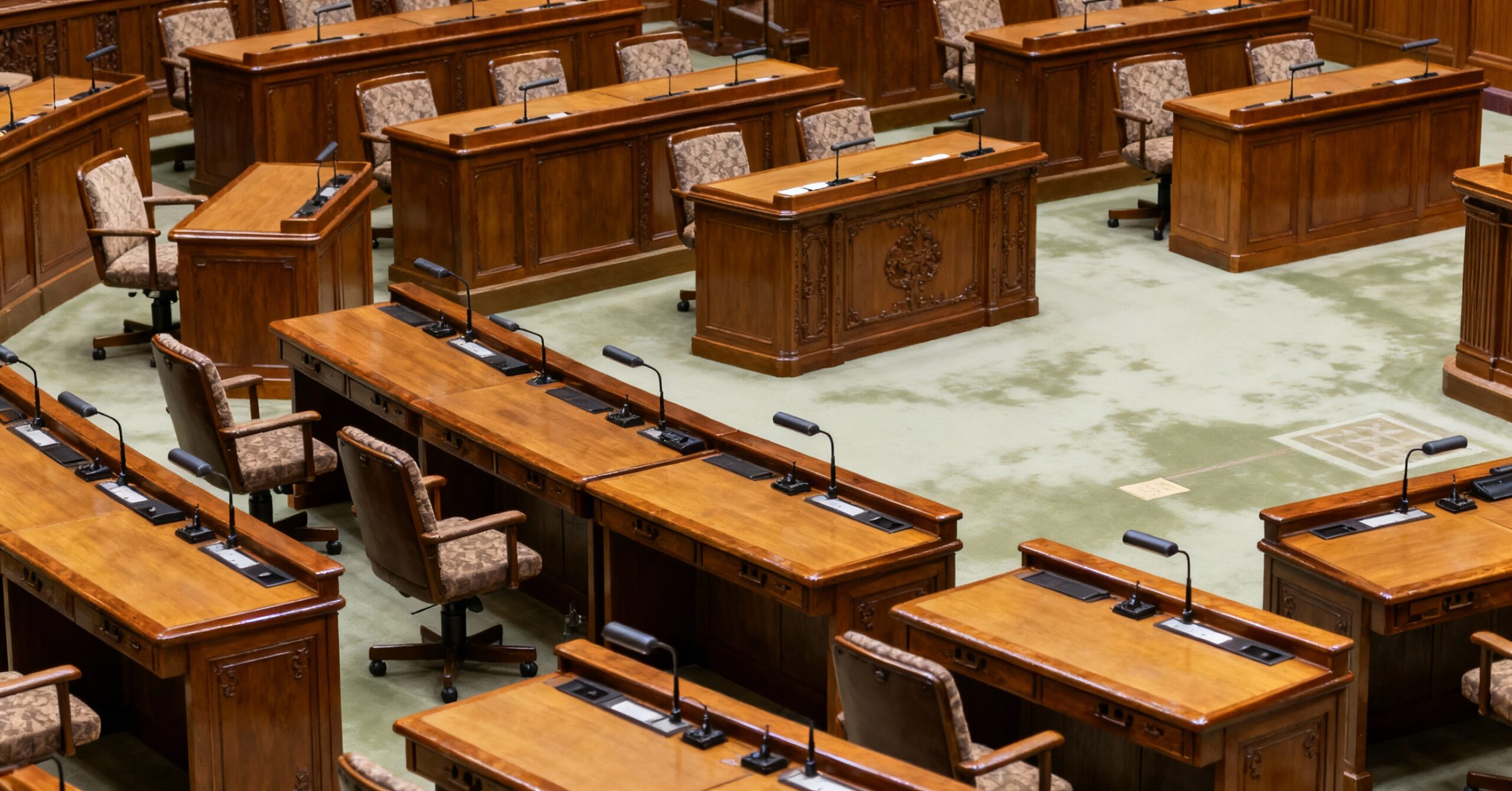 自民党に入党し本会議場